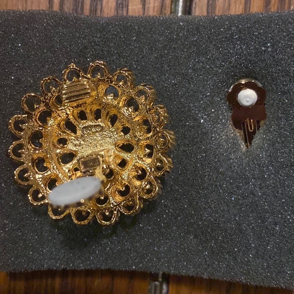 Avon Gold Tone and Pearl design Vintage Clip Earrings - Picture 3 of 4